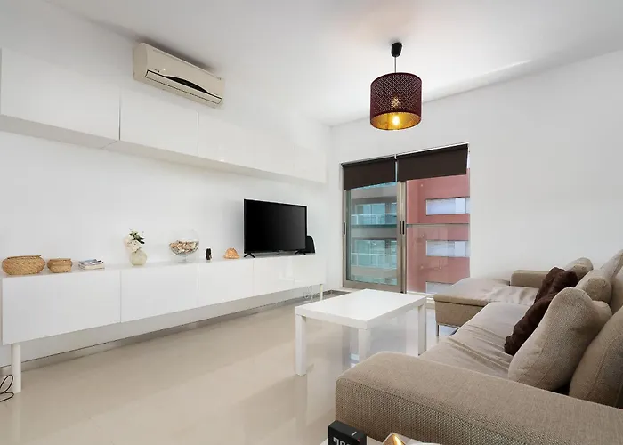 Daire 2 Bdr W/pool And Jacuzzi By Lovelystay